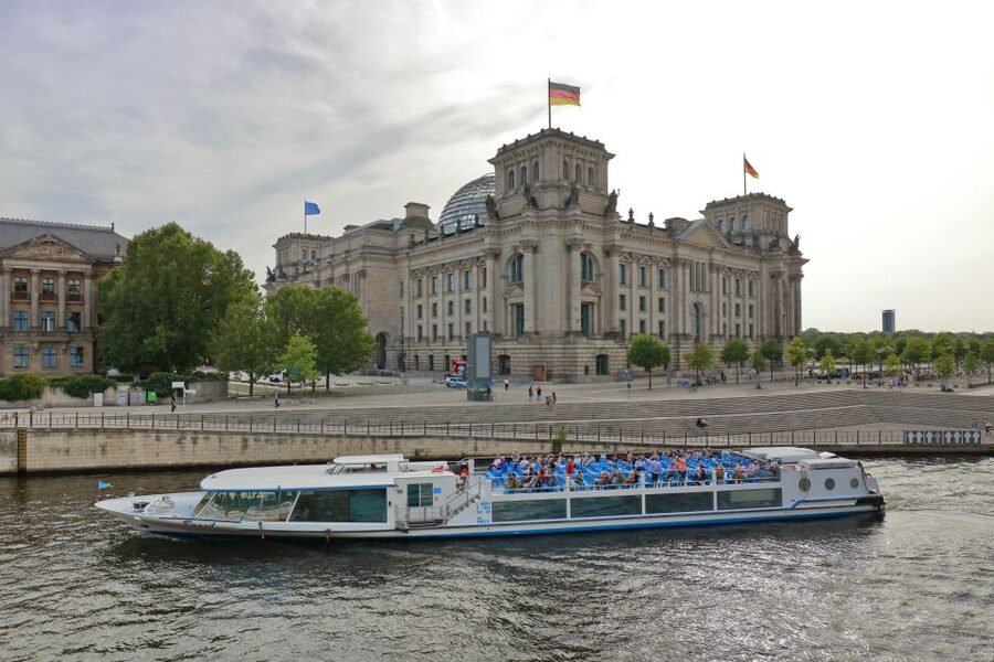 Berlin: Evening City Sightseeing Cruise - Berlin Central Station and Moabit’s government buildings