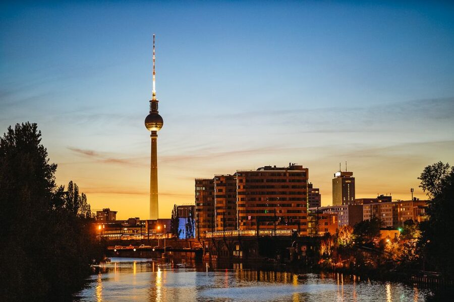 Berlin: Evening City Sightseeing Cruise - Nikolaiviertel and Berlin’s central riverfront