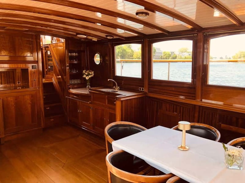 Berlin: Evening Yacht Cruise with Aperitif & Dinner Upgrade - Choosing the right seat for the weather