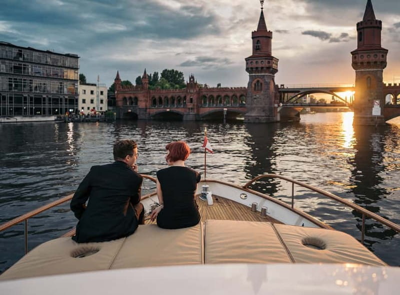 Berlin: Evening Yacht Cruise with Aperitif & Dinner Upgrade - The dinner upgrade changes the whole evening