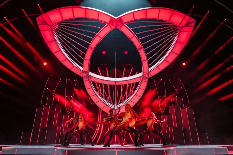 Berlin: FALLING | IN LOVE Grand Show Friedrichstadt-Palast - Why Friedrichstadt-Palast makes such a strong setting