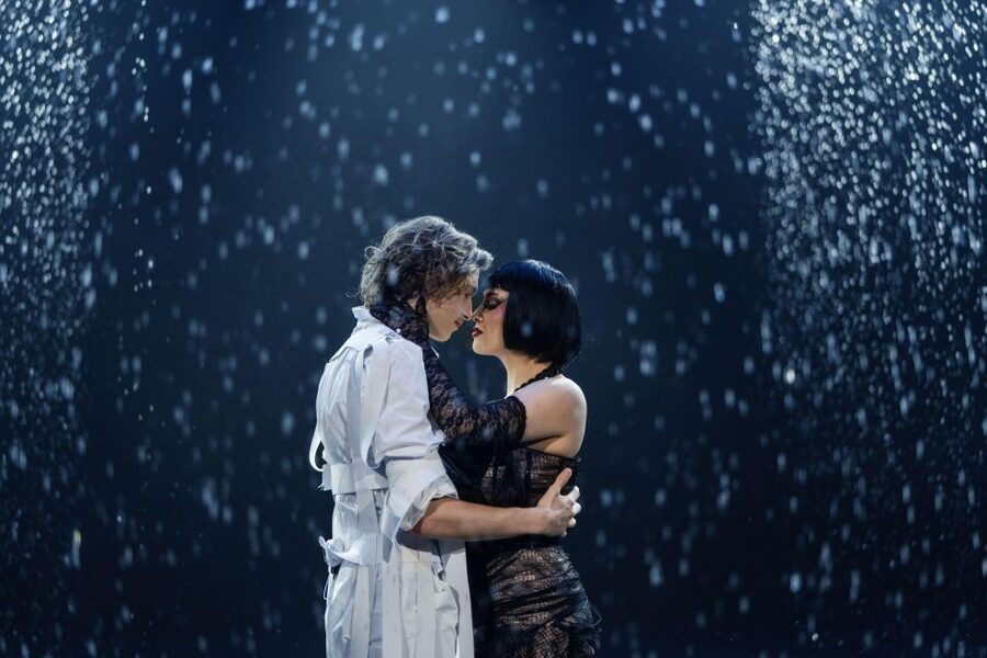 Berlin: FALLING | IN LOVE Grand Show Friedrichstadt-Palast - Music, dance, and acrobatics take the lead