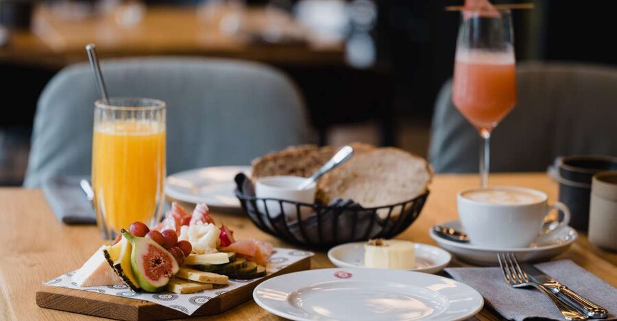 Berlin: Fine Dining Breakfast with Champagne in Schoneberg - Choosing between one glass and unlimited Champagne