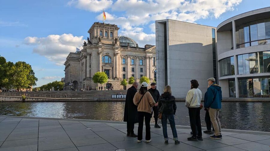 Berlin: Government District around the Reichstag Guided Tour - Starting near the Futurium and crossing the Spree