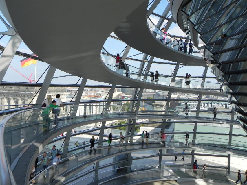 Berlin: Government District Tour and Reichstag Dome Visit - German or English: choose carefully