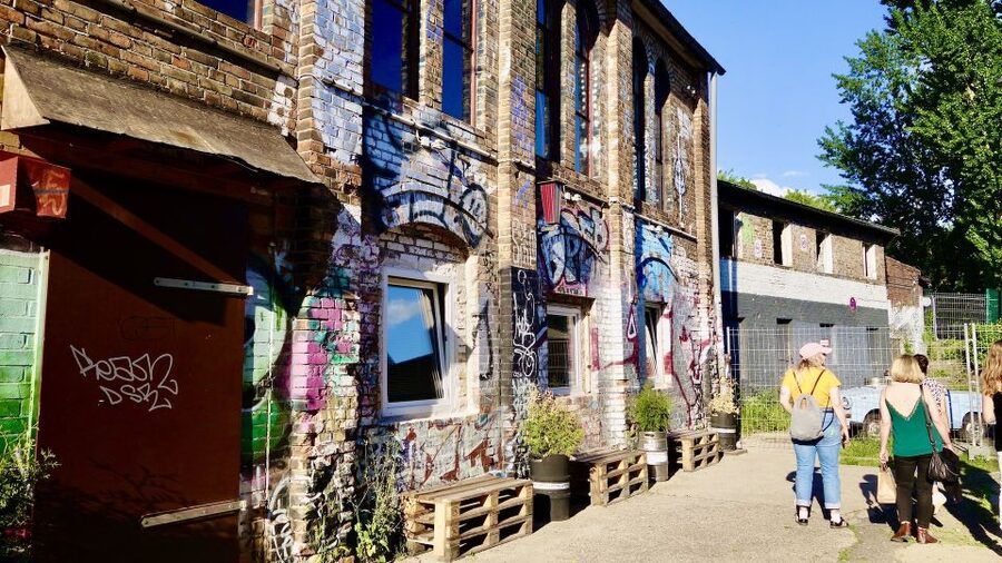Berlin: Guided Craft Beer & Cultural Tour With Snacks - The first beers: learning how Berlin brews