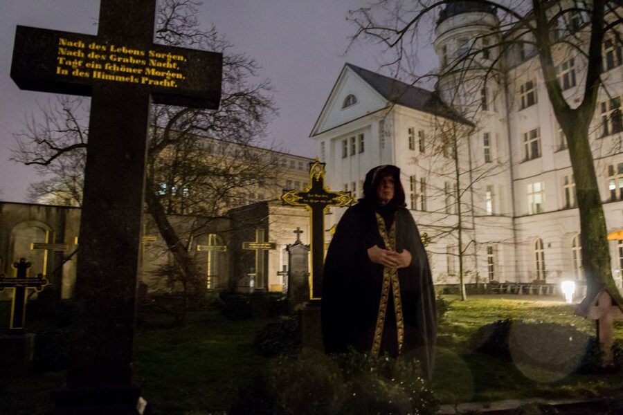 Berlin: Haunted Guided Live Theatre Tour in German - Starting at Klosterruine near U Klosterstraße