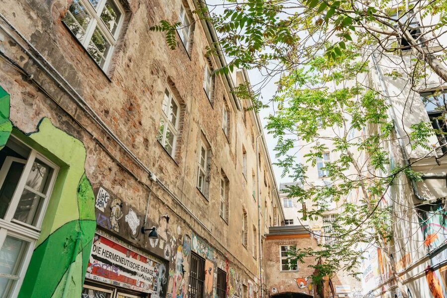 Berlin: Hidden Backyards Guided Walking Tour - Heckmann-Höfe: a leafy pause near the end