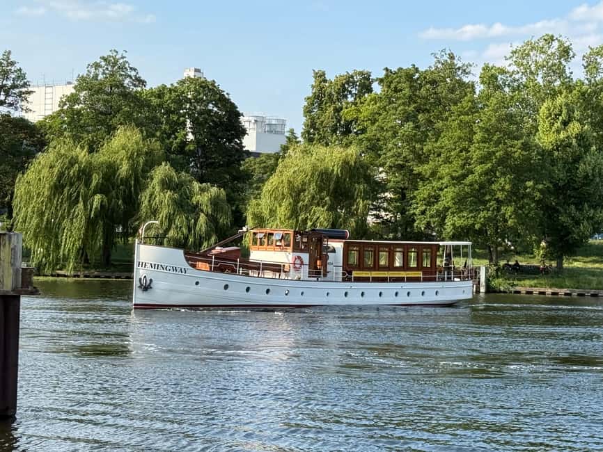 Berlin: Historic Boat Sightseeing City Center Tour - Nikolaiviertel, Tränenpalast, and Berlin’s divided past