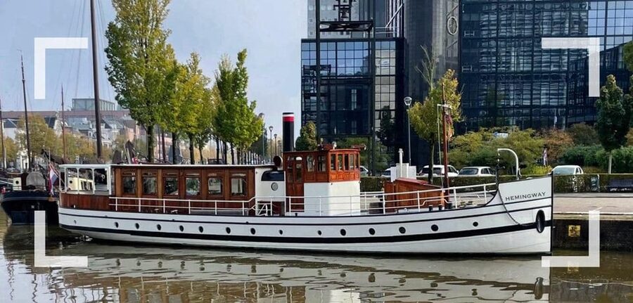 Berlin: Historic Boat Sightseeing City Center Tour - Drinks, music, and the service onboard