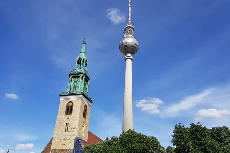 Berlin: Historic Center Walking Tour with a Real Berliner - Brandenburg Gate and the road to reunification