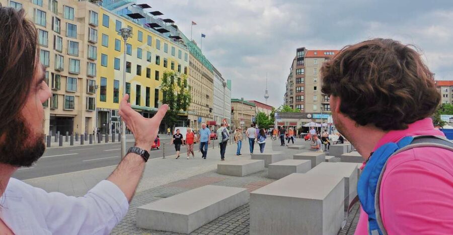 Berlin: Historical Sights & Berlin Wall Tour with a Berliner - Starting beneath Brandenburg Gate