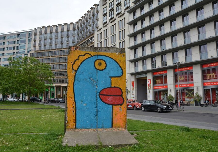 Berlin: Historical Sights & Berlin Wall Tour with a Berliner - Brandenburg Gate to Checkpoint Charlie in two hours