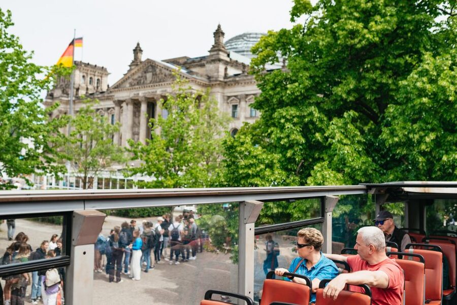 Berlin: Hop-on Hop-off Bus Tour with Live Commentary - Museum Island and Unter den Linden
