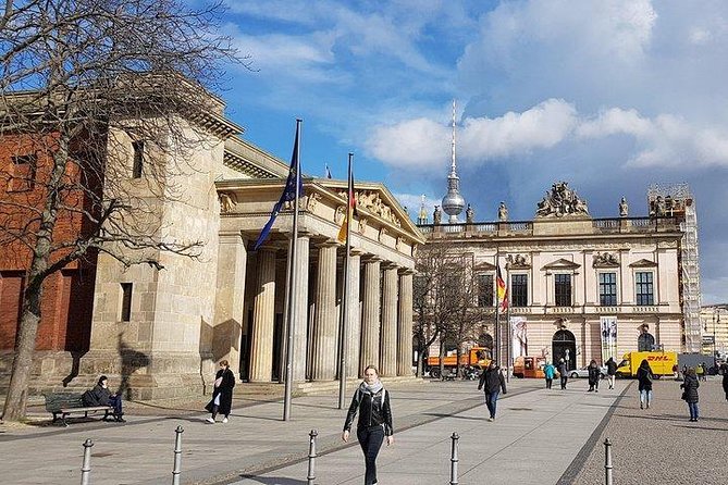 Berlin in one day – day tour with an expert guide - Brandenburg Gate and Unter den Linden