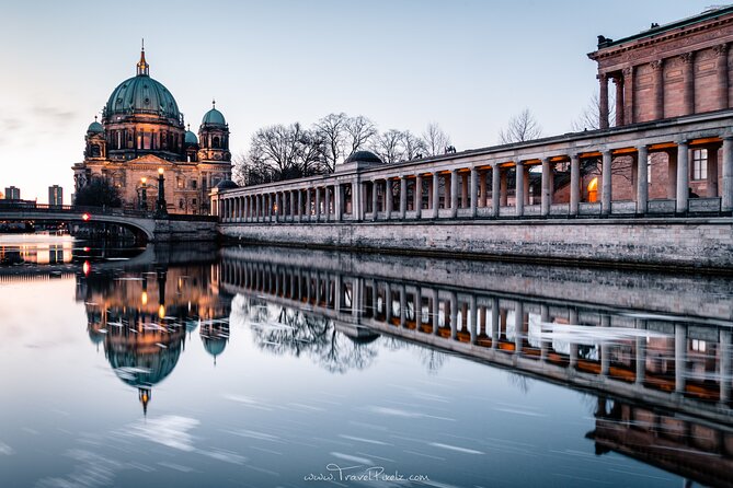 BERLIN PHOTO TOUR with a professional Photographer from Berlin - Equipment, tripods, and phone photography