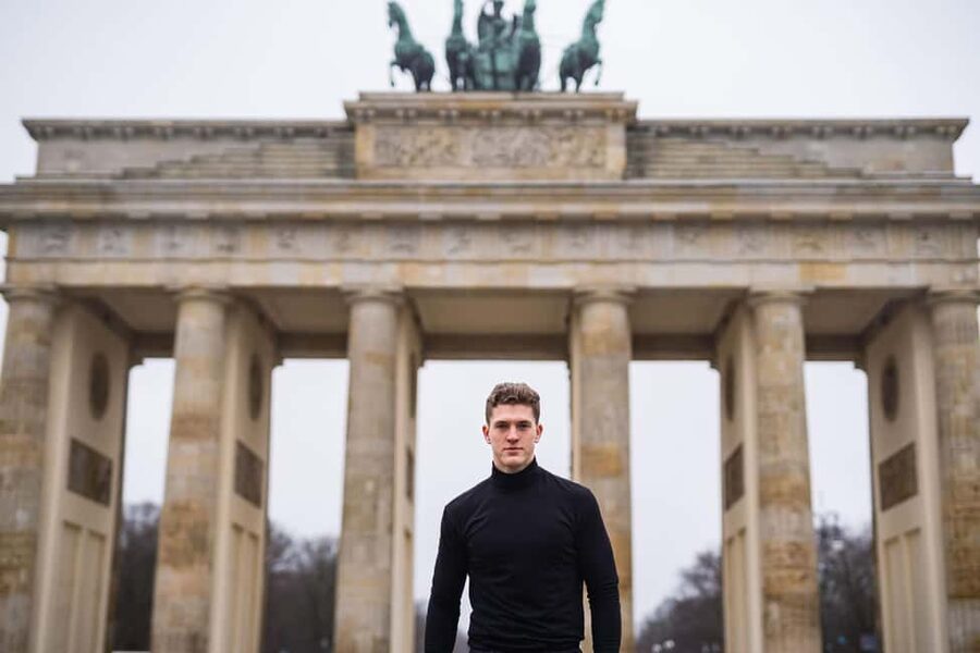 Berlin: Private Photo Session with Professional Photographer - Friedrichsbrücke and the First Views