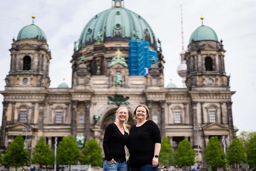 Berlin: Private Photo Session with Professional Photographer - Government District, Spree Riverfront, and Reichstag