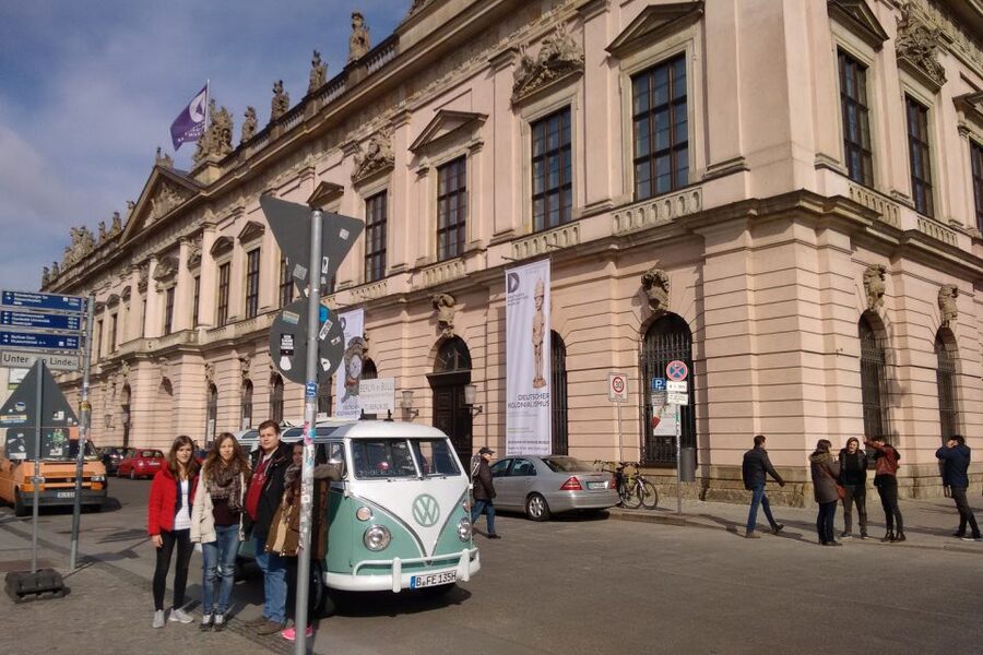 Berlin: Private Sightseeing Tour in Iconic Oldtimer VW Bus - Berlin City Palace, Rotes Rathaus, and Neptune Fountain