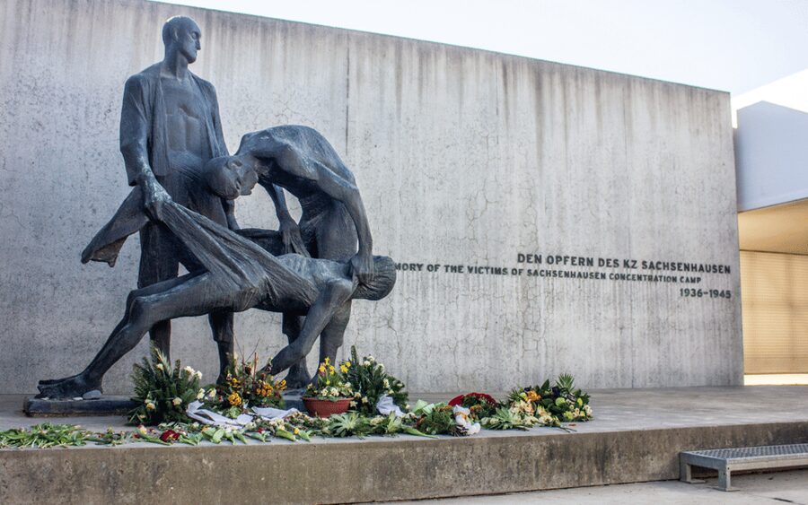Berlin: Sachsenhausen Concentration Camp Museum Tour - Meeting at Alexanderplatz and catching the train