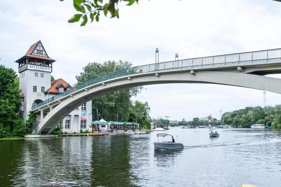 Berlin: Self-Drive Boat Tour - The Spree route and the view toward Molecule Man