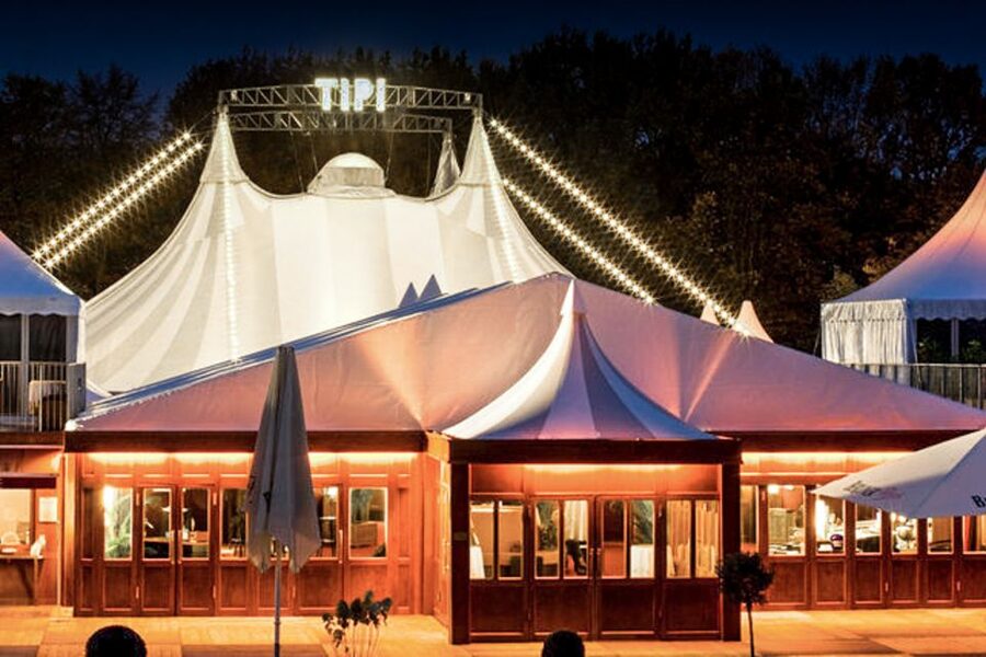 Berlin: Show at the Tipi am Kanzleramt - A Berlin theater night under a glowing tent