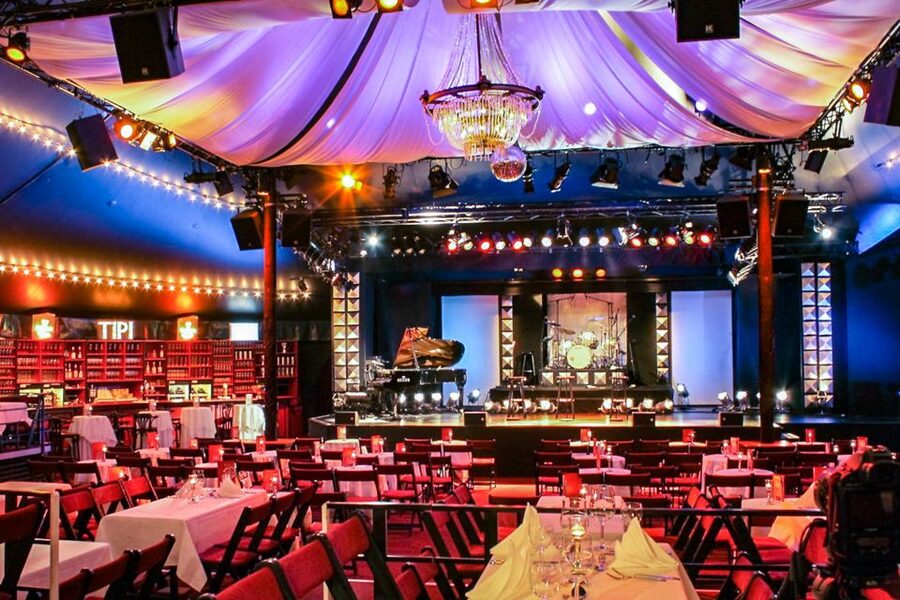 Berlin: Show at the Tipi am Kanzleramt - Cabaret, artistry, and language concerns