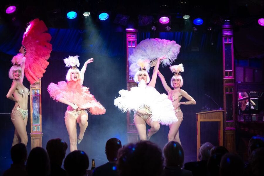 Berlin: Showgirls of Burlesque Show - Language and audience fit