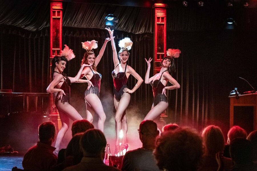 Berlin: Showgirls of Burlesque Show - The opening: entering Showbühne Berlin