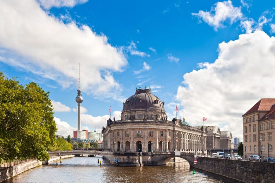 Berlin: Sights and Highlights Bike Tour with a Local Guide - Why a bike is a smart way to see Berlin