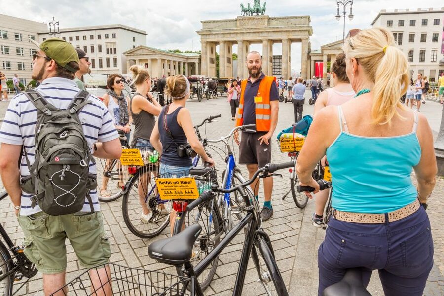 Berlin: Sights and Highlights Bike Tour with a Local Guide - Government District and Berlin Central Station