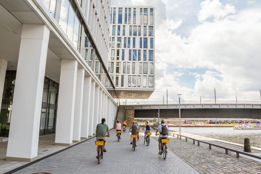 Berlin: Sights and Highlights Bike Tour with a Local Guide - Guides make or break this experience