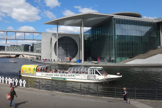 Berlin sightseeing boat tour on the Spree - Mühlendammschleuse and Berlin’s early beginnings