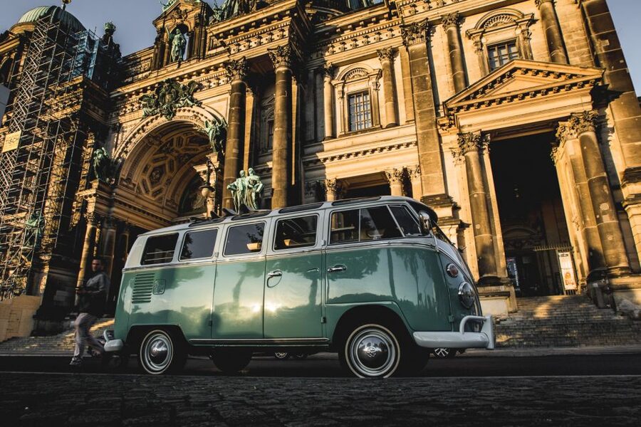 Berlin: Sightseeing Tour in Classic Volkswagen T1 Samba Bus - The guide and the photo booklet