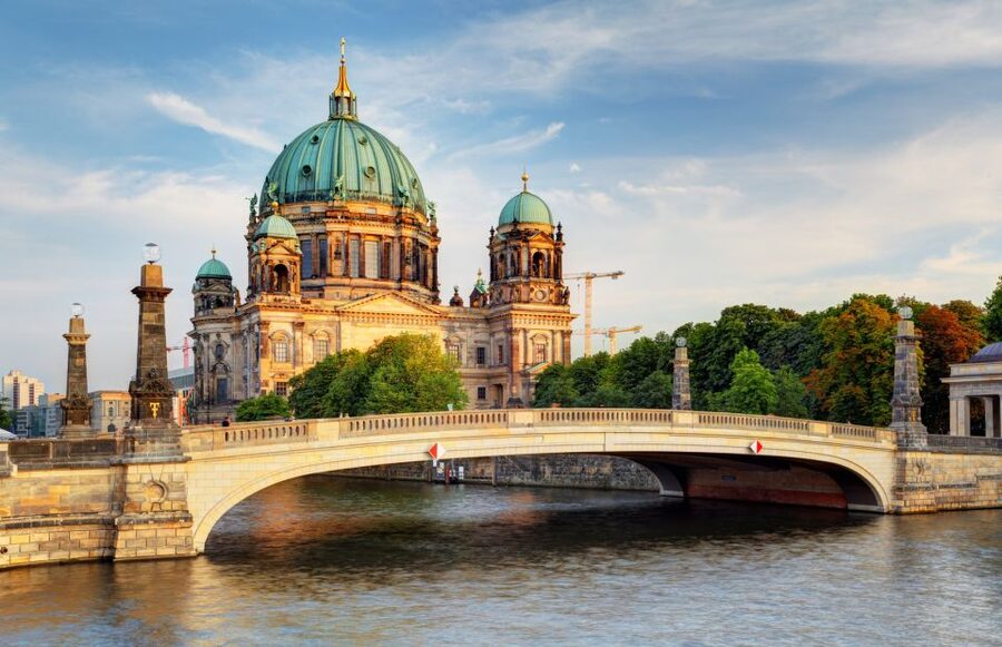 Berlin: Sightseeing Walking Tour of the Top 20 Attractions - Starting beside the Paul-Löbe-Haus and Federal Chancellery