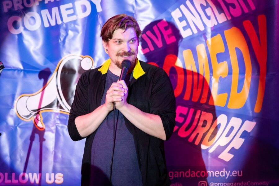 Berlin: The Dark Humor Comedy Show in English Entry Ticket - The opening: Chris gets the room on his side