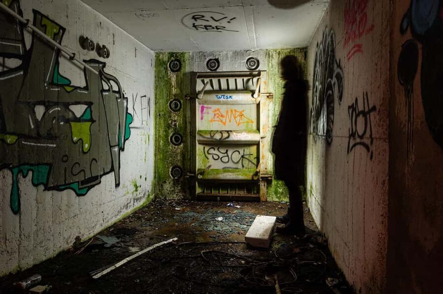Berlin: Urbex Abandoned Places & History Tour - Entering the Abandoned Hospital Complex