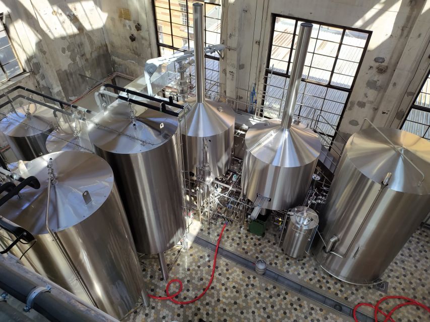 Berlin: Vagabund Brauerei Beer Tasting & Guided Brewery Tour - On the brewing floor with the stainless steel tanks
