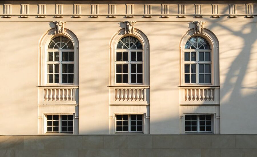 Berlin: walking tour about Charité - Walking along Luisenstraße and the university campus