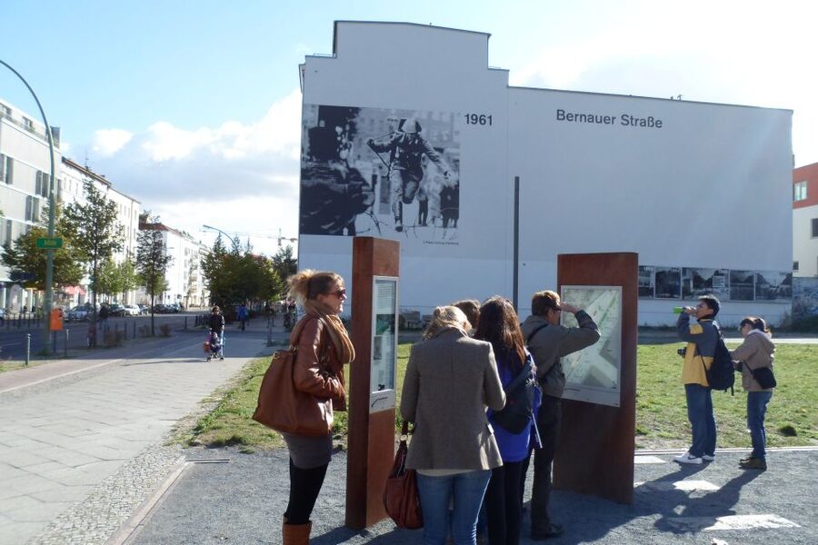 Berlin Wall: Small Group Guided Tour - Starting where the Wall first opened at Bornholmer Straße
