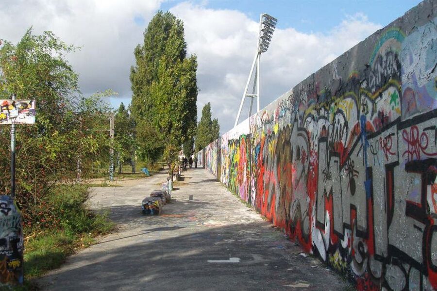 Berlin Wall: Small Group Guided Tour - Understanding the Ulbrichtkurve on foot