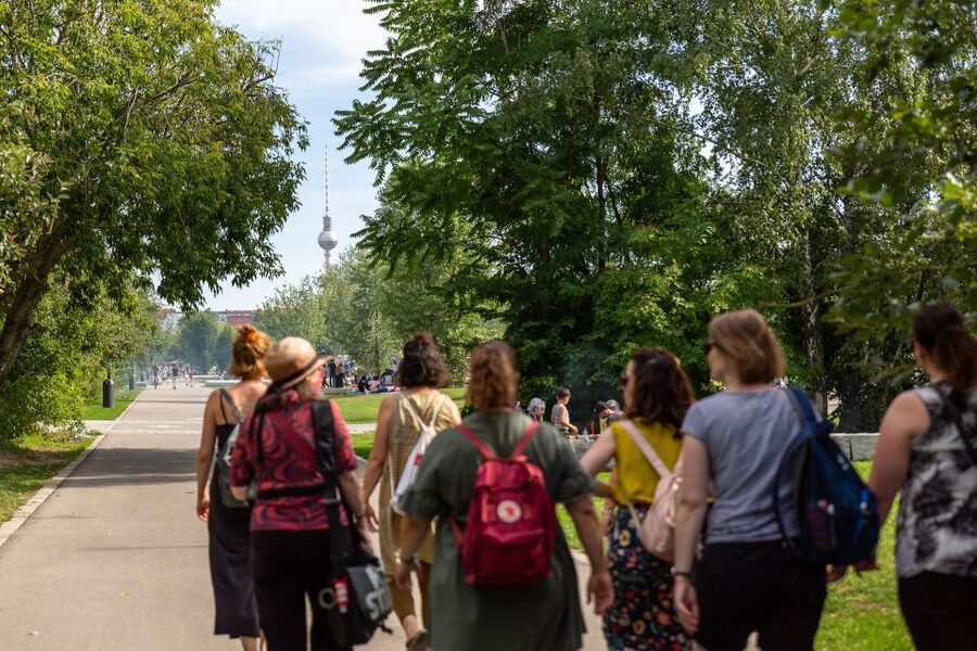 Berlin Wall: Small Group Guided Tour - Crossing Schwedter Steg near Mauerpark