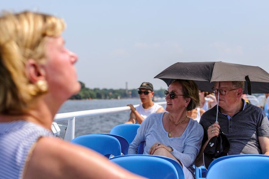 Berlin: World Heritage Cruise to Potsdam - Leaving Wannsee and entering the lake country