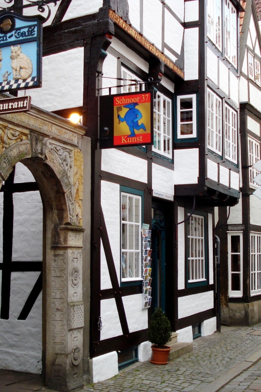 Bremen: Old Town Tour with Costumed Performer & Tour Guide - Key points at a glance