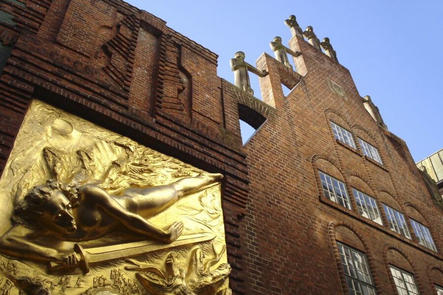 Bremen: Old Town Tour with Costumed Performer & Tour Guide - A city tour with a little stagecraft