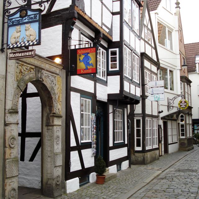 Bremen: Old Town Tour with Costumed Performer & Tour Guide - Marktplatz, Town Hall, and Roland
