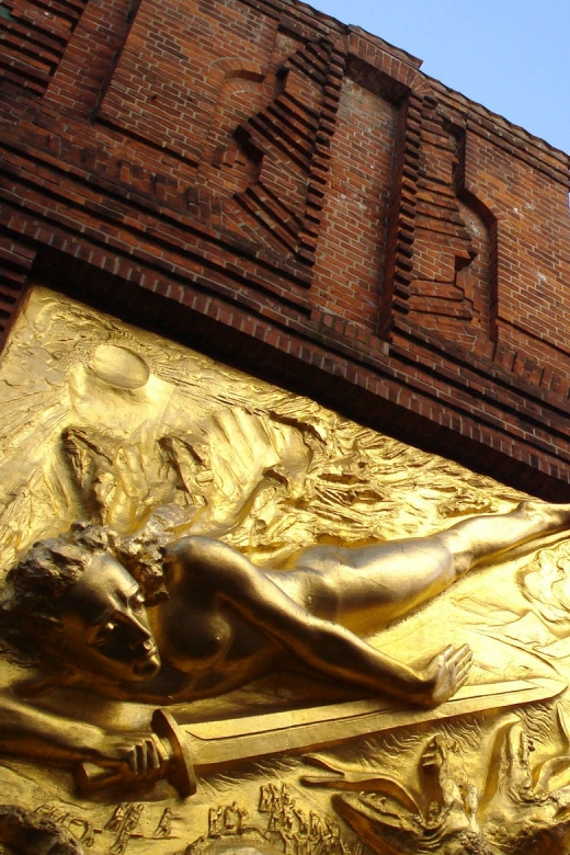 Bremen: Old Town Tour with Costumed Performer & Tour Guide - The Schlachte and the city’s changing face
