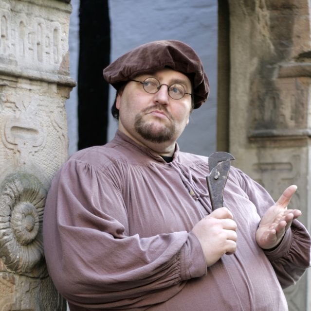 Bremen: Old Town Tour with Costumed Performer & Tour Guide - Schnoor’s narrow streets and human stories