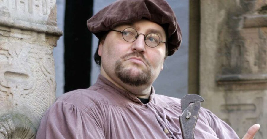 Bremen: Old Town Tour with Costumed Performer & Tour Guide - Start at Bremen Cathedral