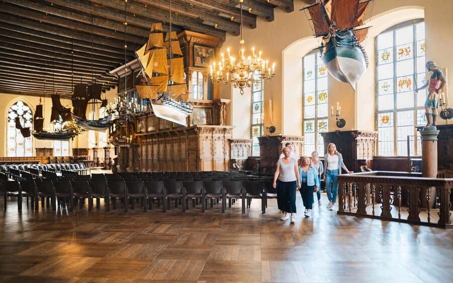 Bremen: Public Tour of the Town Hall in English - Finding the small entrance near the cathedral